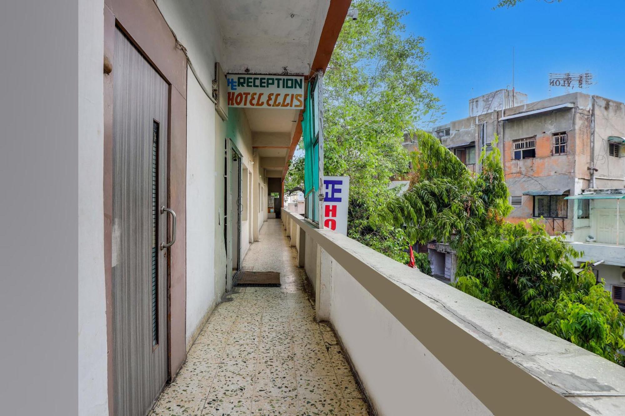 Hotel O Ellis Ahmedabad Exteriör bild