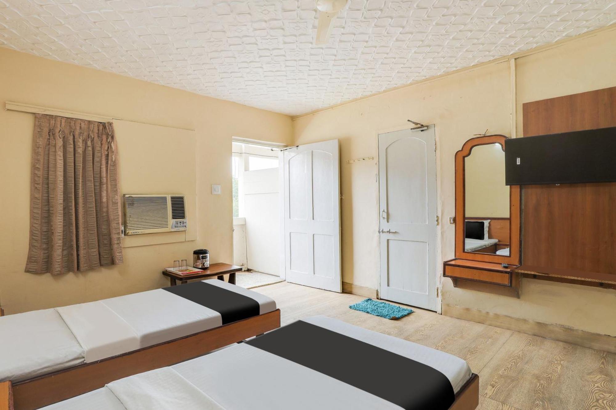 Hotel O Ellis Ahmedabad Exteriör bild