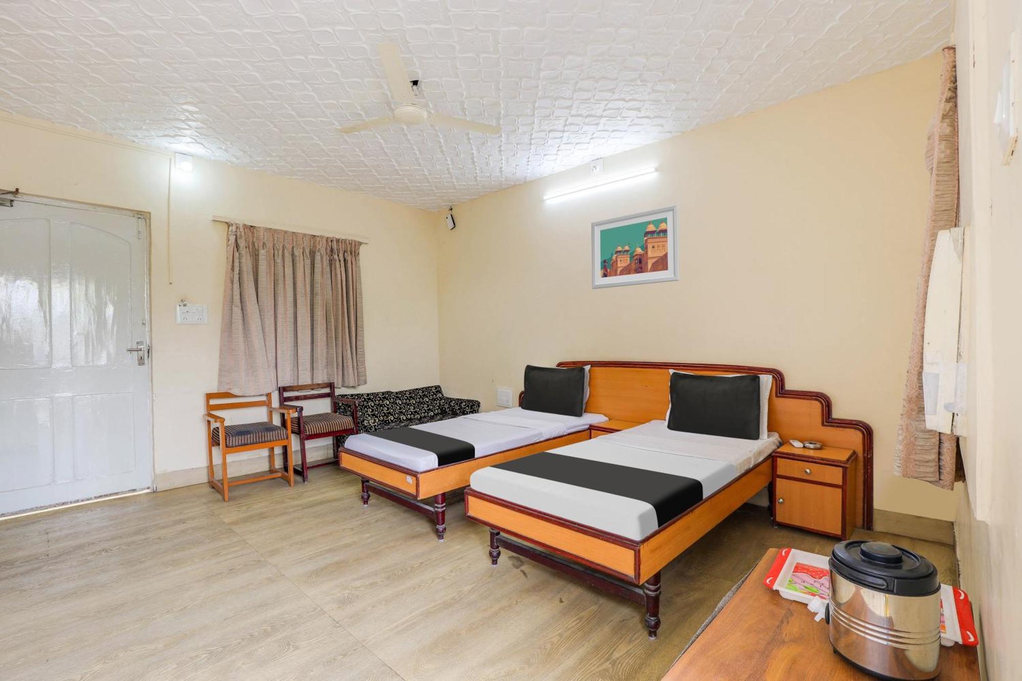 Hotel O Ellis Ahmedabad Exteriör bild