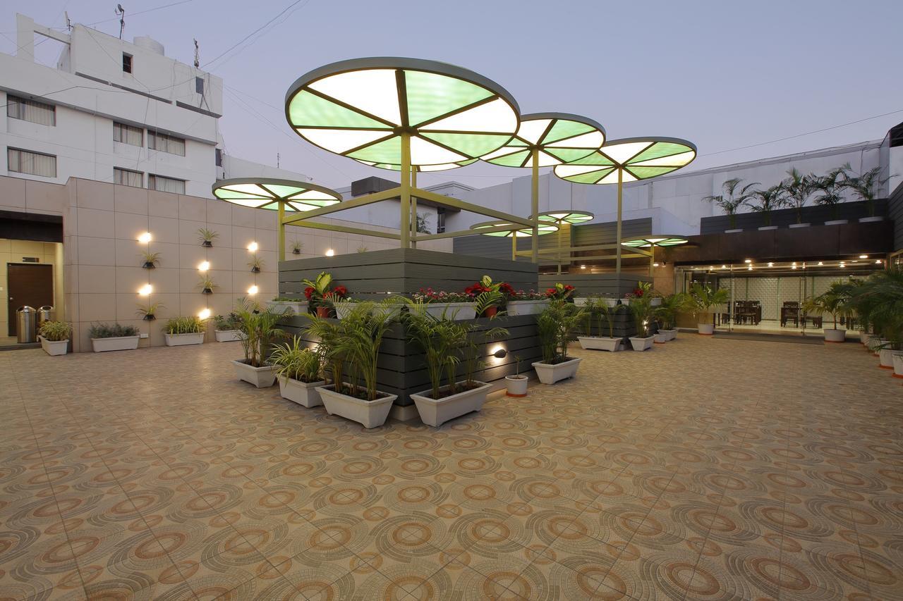 Hotel O Ellis Ahmedabad Exteriör bild