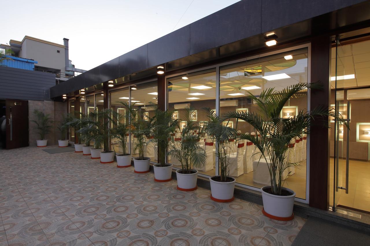 Hotel O Ellis Ahmedabad Exteriör bild
