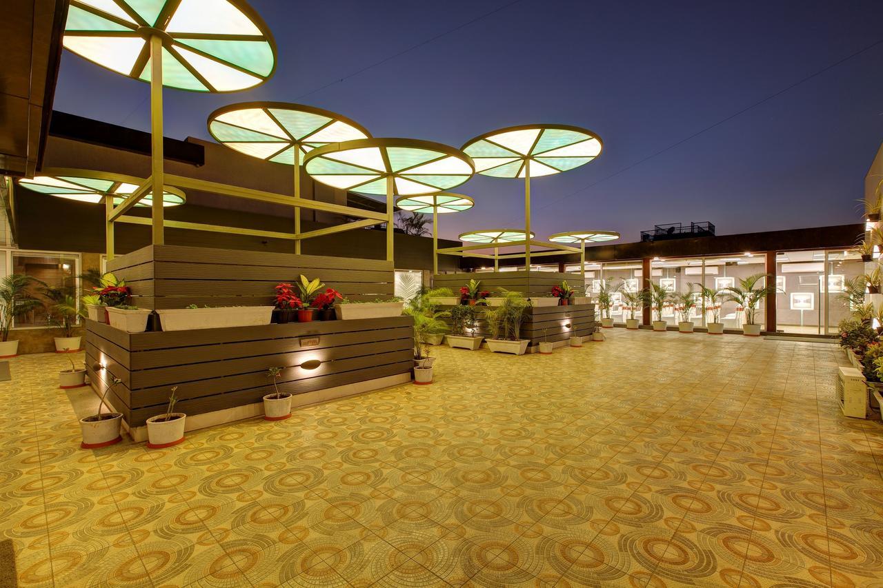 Hotel O Ellis Ahmedabad Exteriör bild