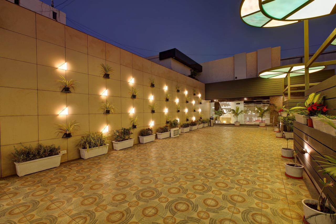 Hotel O Ellis Ahmedabad Exteriör bild