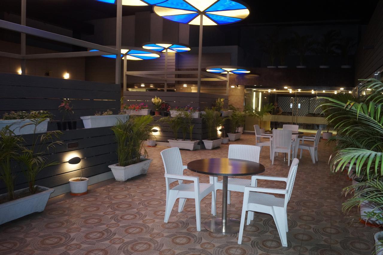 Hotel O Ellis Ahmedabad Exteriör bild
