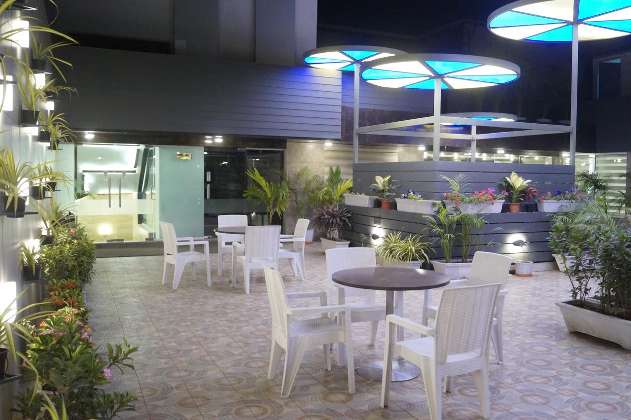 Hotel O Ellis Ahmedabad Exteriör bild
